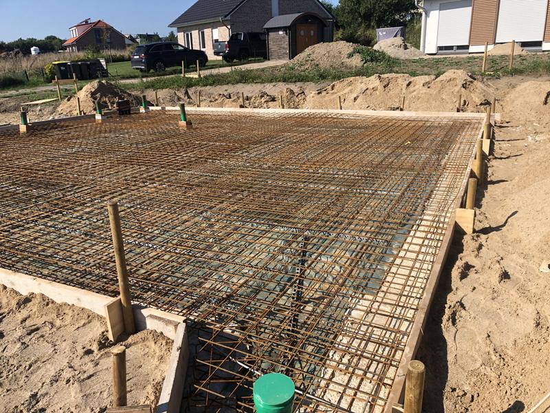 Bewehrung und Schalung einer Bodenplatte auf der Baustelle