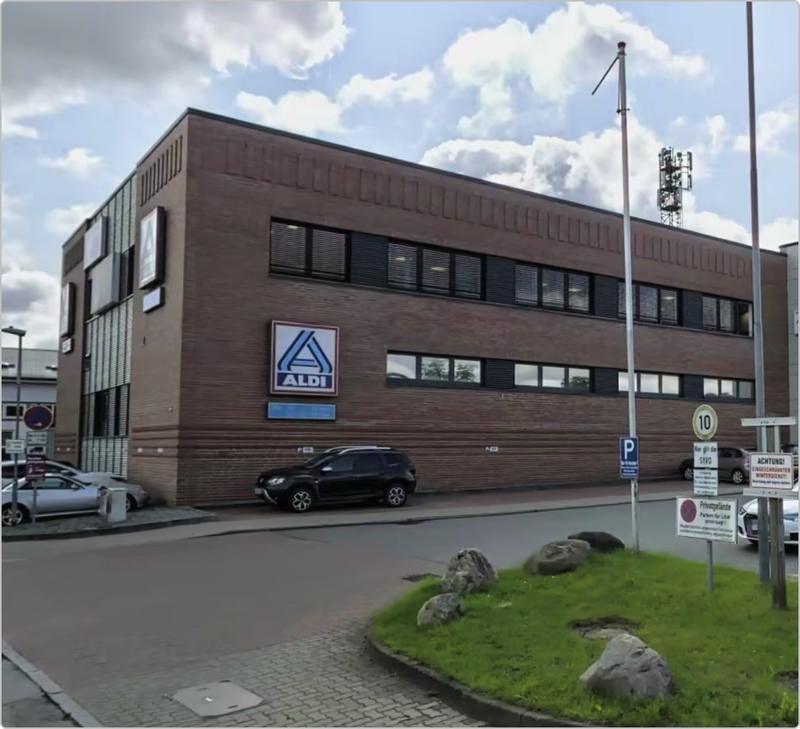 Klinkerfassade mit Sprossenfenstern