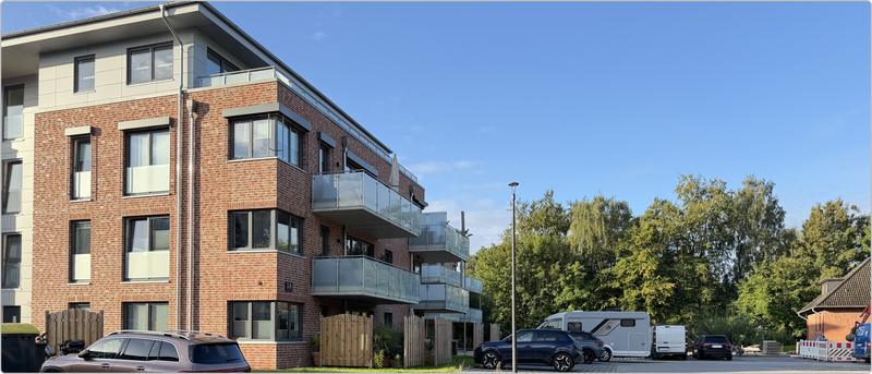 Wohnanlage mit Klinkerfassade und Gruenflaechen