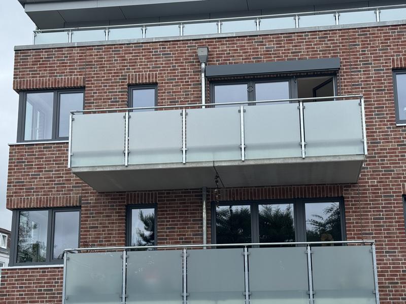 Wohnhaus mit Klinkerfassade und Glasflaechen